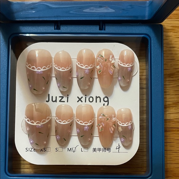 Press on nails - Picture 1 of 1